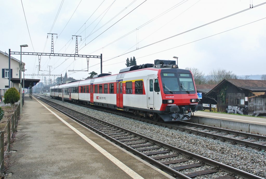 Der bereits zu einem RegionAlps ABt umgebauten Steuerwagen, ex. Bt NPZ, wird bis zur Ablieferung an RegionAlps noch in normalen Dominos eingesetzt. Im Bild ist der ABt 50 85 39-43 892-1 mit B Inova 182-9 und dem RBDe 560 284 als R 5237 in Solothurn West, 31.03.2013.