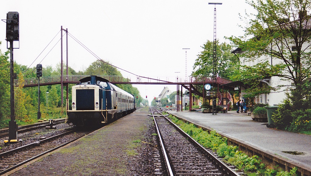 Der Blick auf Bad Windsheim nach Osten am 4.5.94: 212 035 wartet in Gleis 2 auf den Gegenzug aus Steinach. Links und rechts der beiden Hauptgleise gab es noch viele Rangiermglichkeiten...