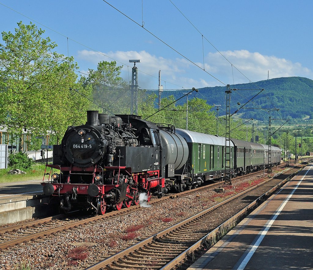 Der Bubikopf 064 419 der DBK hatte am 16.6.2013 eine Leistung nach Horb am Neckar zu den dortigen Ritterspielen.Diesen schnen Sonderzug konnte ich auf der Rckfahrt von Horb im Bahnhof Metzingen/Wrtt.aufnehmen.