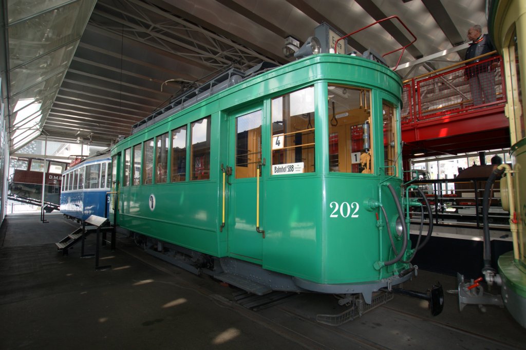 Der Ce 2/2 mit der Betriebsnummer 202 wurde im November 1931 in Betrieb genommen. Er war im Depot Dreispitz beheimatet und wurde daher vorwiegend auf den Linien 15/16 und 11 eingesetzt. Im Verkehrshaus Luzern steht der Wagen seit Juni 1982. Die Aufnahme stammt vom 17.04.2012.