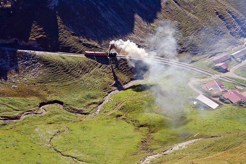Der Dampfer steigt fast mhelos aber rauchend den Berg hinauf. Die Kohle befeuerte BRB 6 fhrt am 01.10.2011 zum Brienzer Rothorn hinauf, hier kurz hinter der Kreuzungsstelle Oberstafel (1828 m . M.). 