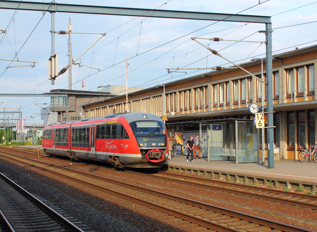 Der Desiro 642 691 der Elbe-Saale-Bahn auf der RB 13 von Stendal nach Braunschweig Hbf, als RB 27890 am 03.07.2013 beim Halt in Wolfsburg Hbf.