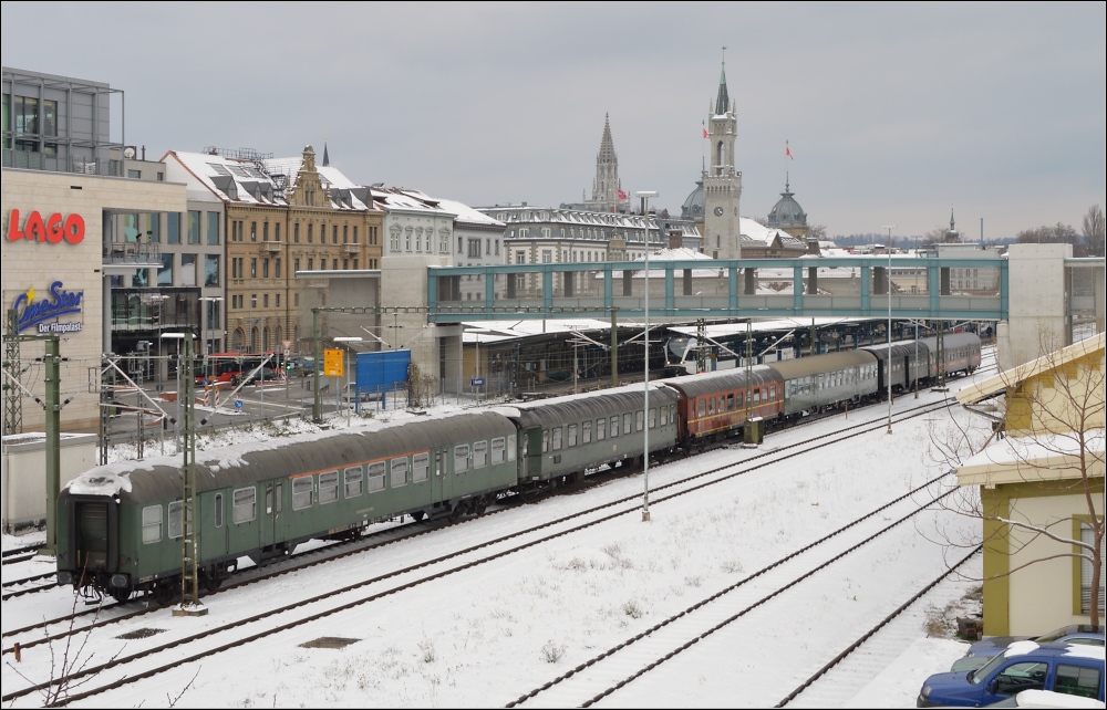 Der EFZ-Wagenpark wartet in Konstanz getrennt von seiner Zuglok auf die Rckfahrt. Unterdessen vergngen sich die Fahrgste auf dem Weihnachtsmarkt. Dezember 2012. 