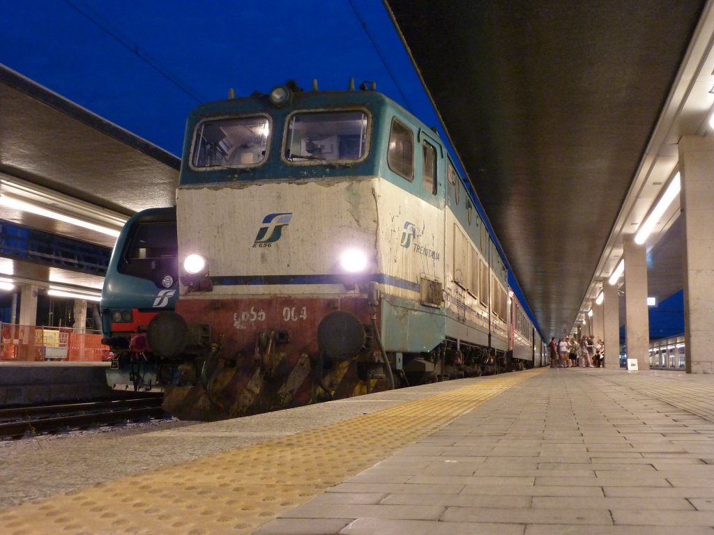 Der EN Venezia steht am 4.8.2011 in Venezia Santa Lucia und wartet auf die Abfahrt nach Budapest. Dort wird der Zug nach 17 Stunden (inklusive 3 Stunden Versptung) ankommen.