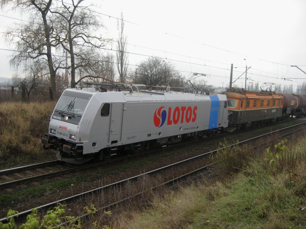 Der erste Bombardier TRAXX F140MS in der LOTOS Kolej. Am 15.11.2009 war erste Reise von Gdańsk Olszynka nach Zduńska Wola Karsznice. Die Lok E186 147-5 fhrt mit 47 Kesselwagen (3406 t.brutto) durch Bydgoszcz Wschd.