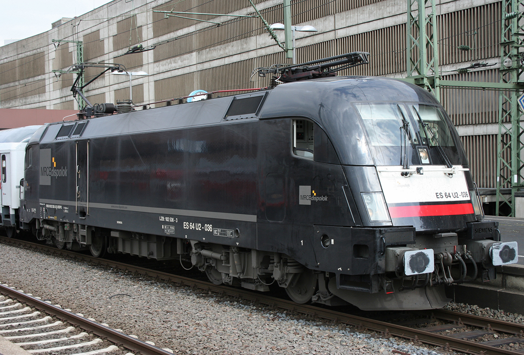 Der ES 64 U2 - 036 / 182 536-3 stellt einen AZ in Dsseldorf HBF am 16.04.2010 bereit