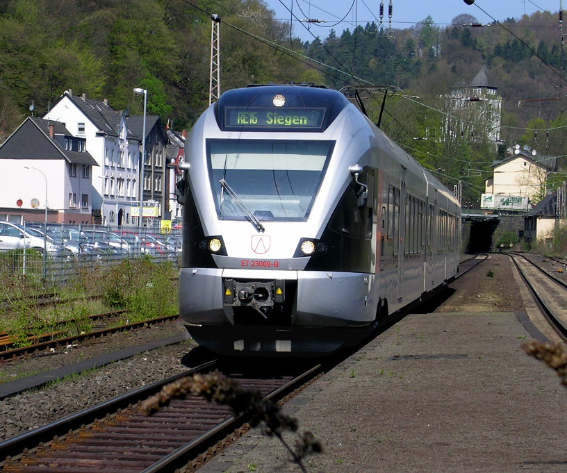 ..der Flirt ET 23009 -B hier als RE 16 nach Siegen - gesehen vor Einfahrt in den Bahnsteigbereich vom Bhf. Altena/Westf. am 23.4.10 (Ruhr-Sieg-Strecke )
