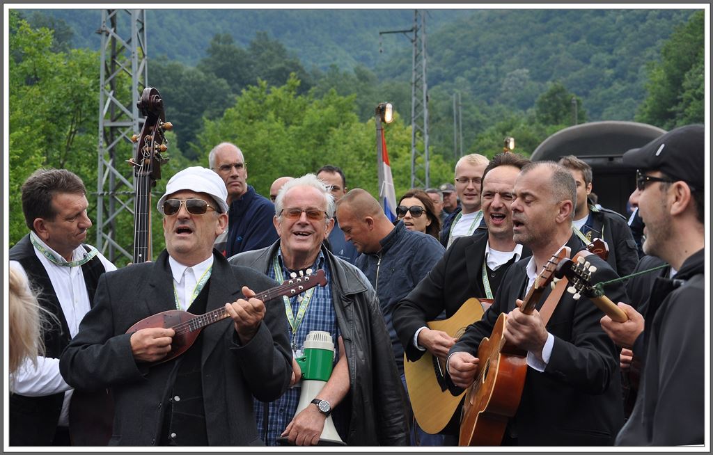 Der Frieden zwischen den verschiedenen Volksgruppen in Westbosnien ist noch sehr fragil. Nichtsdestotrotz feiern auf dem Rotary Extrazug alle gemeinsam einen frhlichen Tag. (29.06.2013)