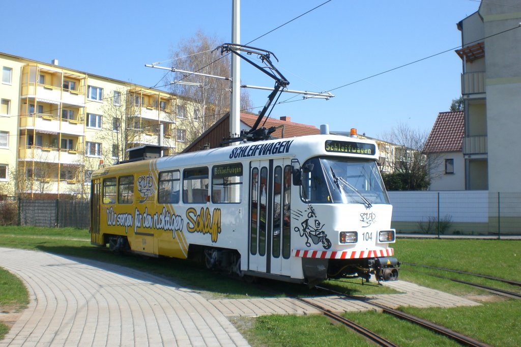 Der Geraer Schienenschleifwagen, mit der Wagennummer 104, in der Wendeschleife Zwtzen. (07.04.2010)