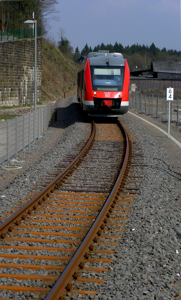..der Gleisverlauf mute aus dem alten Bahnhofsbereich verlegt werden ( im Rahmen der Gesamtplanung ), damit der LINT als RB 52 den an anderer Stelle neu aufgebauten End-Haltepunkt Ldenscheid knftig erreichen kann ..(das Bild zeigt das neue Streckenstck im April 2010)