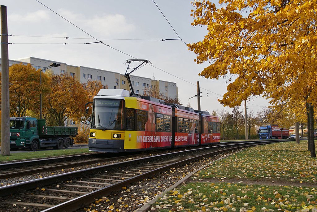Der Herbst ist da  -  Zug des Typs GT6N auf der Linie M 6 nach Hellersdorf Riesaer Strasse zwischen den Haltestellen U-Bahnhof Hellersdorf und Nossener Strasse. 
Wagen 1070
Die Aufnahme entstand bei einem kleinen Spaziergang am
31.10.2009