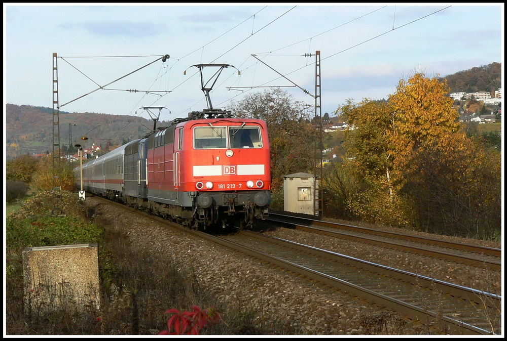 Der Herbst hlt nun auch an der Bergstrae Einzug: Am 5.11.2007 waren auch die letzten Bltter gelb gefrbt, sodass der IC 2356 mit der Doppeltraktion aus 181 219 und 181 206 bei Ltzelsachsen in herbstlicher Umgebung verewigt werden konnte.