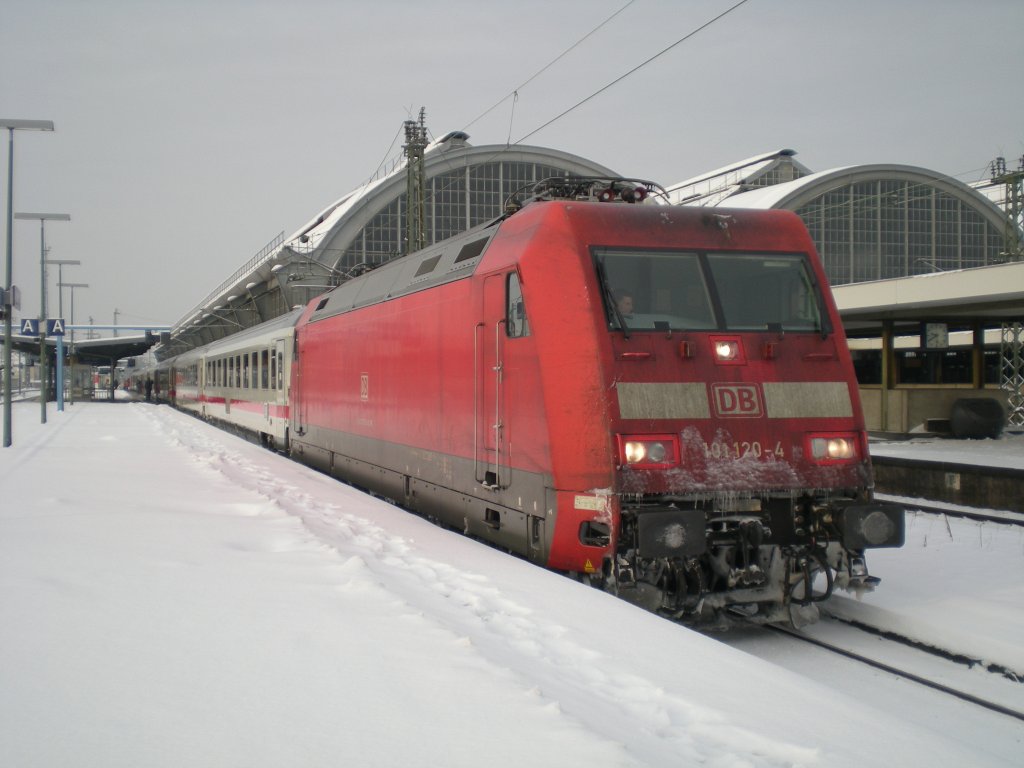Der IC 361 Strasbourg - Mnchen stand am 27.12.2010 um 09:40 Uhr noch in Karlsruhe HBF. Abfahrt dort ist eigentlich um 08:06 Uhr. Um 09:50 Uhr fuhr er dann weiter in Richtung Mnchen. 