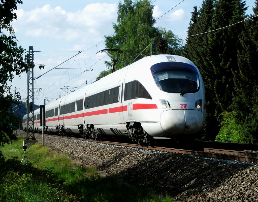 Der ICE 1613 nach Mnchen ist am 18.Mai 2011 bei Halach Richtung Kronach unterwegs.