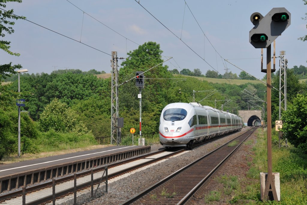 Der ICE Frankfurt - Bruxelles-Midi rast durch den Haltpunkt Eilendorf kurz vor Aachen. Aufgenommen am 04/06/2011.