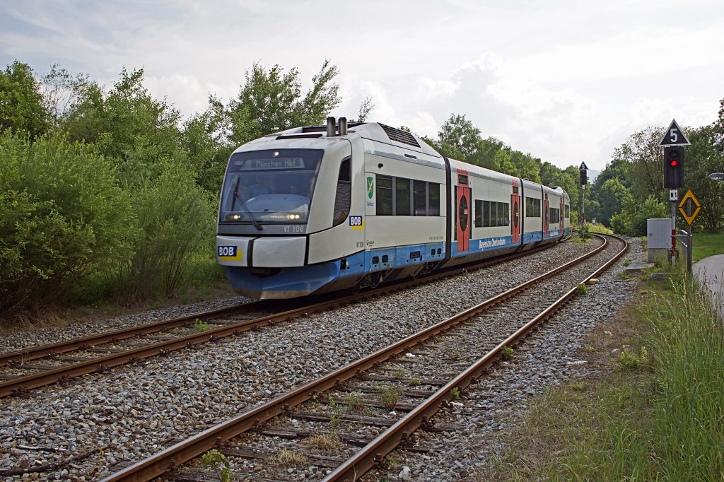 Der Integral Triebwagen VT 108 der BOB fährt von Lenggries kommend in den Bahnhof Bad Tölz ein. 06.07.2013