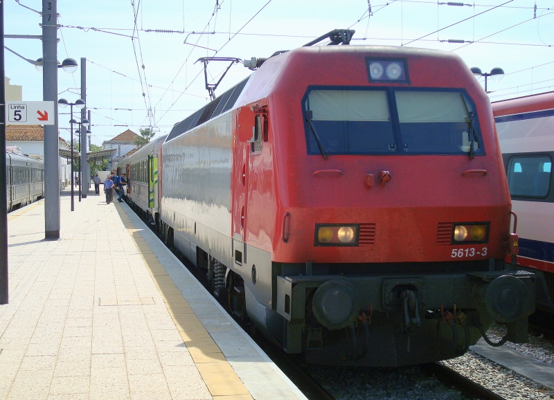 Der  Intercidades  wird gleich in Richtung Lissabon starten. Das kleine Faro ist ein wichtiger Knotenpunkt im portugiesischen Eisenbahnnetz: Endstation der Nord-Sd-Verbindung und Umsteigebahnhof der Algarve-Linie, die von Ost nach West verluft. 23.9.2008