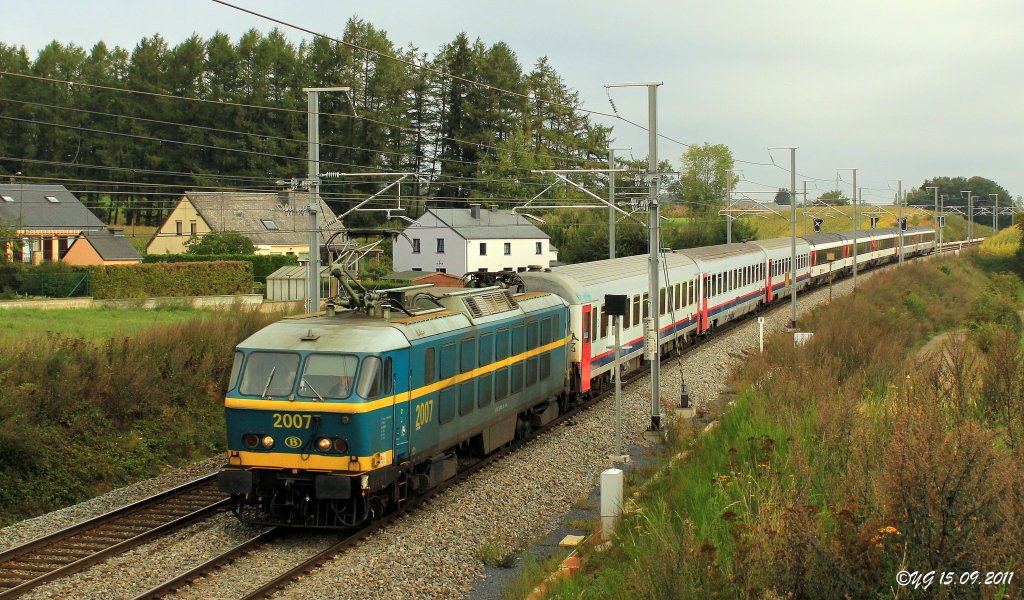 Der internationale Schnellzug Vauban ist einer von drei internationalen Schnellzgen die Brssel mit der Schweiz verbinden. Ab kommendem Dezember werden sich diese Schnellzge verndern, weil die SNCF den Einsatz von Wagen fr 200km/h vorschreibt. Das bedeutet den Wegfall der SNCB-Wagen und das Vershwinden der SNCF-BB 15000 aus Luxemburg.

Aber noch ist es eine heile Welt, als am 15.September 2011 SNCB Lok 2007 den Vauban am kleinen belgischen rtchen Weyler vorbei, nach Luxemburg zieht.
