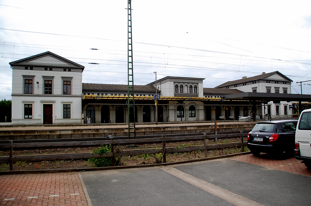 Der klassizistische Bahnhofsbau in Wunstorf vom Parkplatz aus fotografiert.22.7.2011