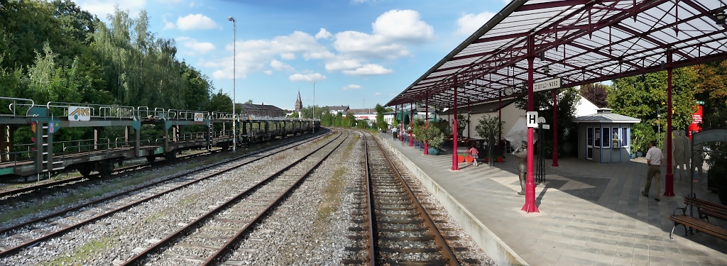 Der Krefelder Nordbahnhof, Panorama-Aufnahme (5.9.2010) vom letzten Wagen des Zugs.