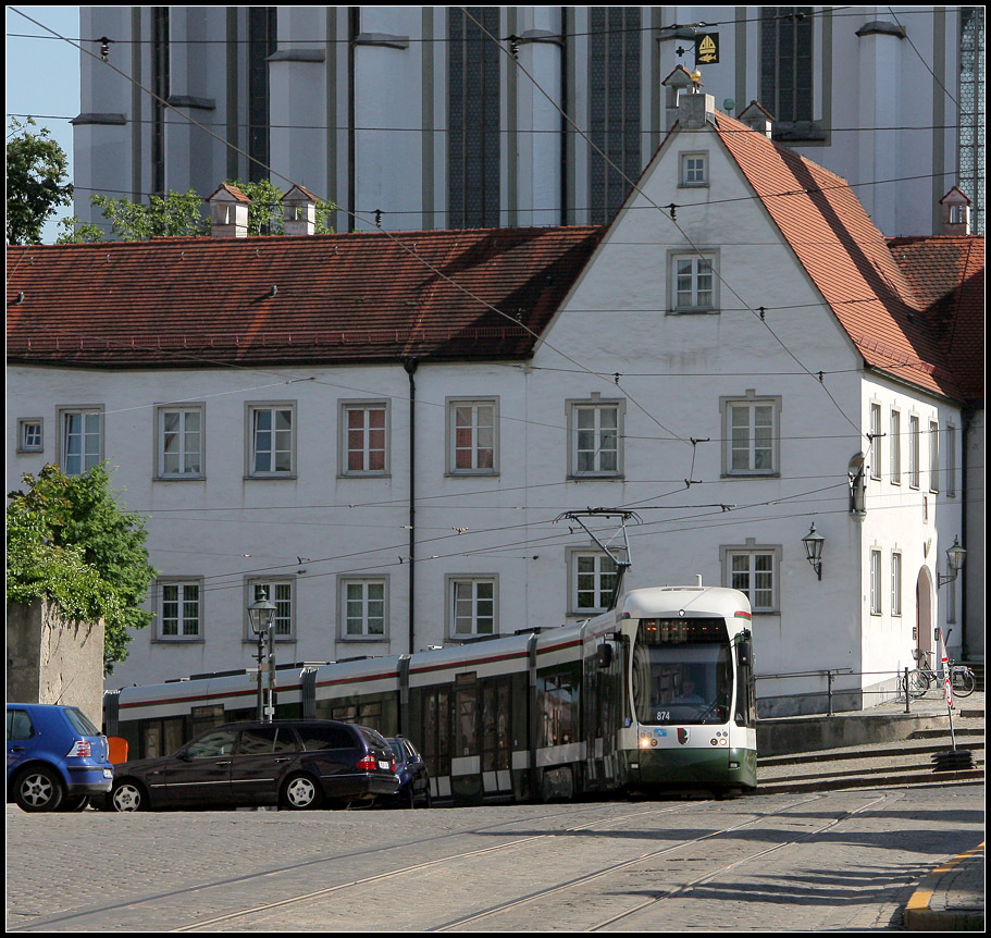 Der kurze Anstieg ist fast geschafft - 

Die CityFlex-Straßenbahn erreicht am Ende des steilen Milchberg den Ulrichsplatz. 

Augsburg, 26.05.2012 (M)