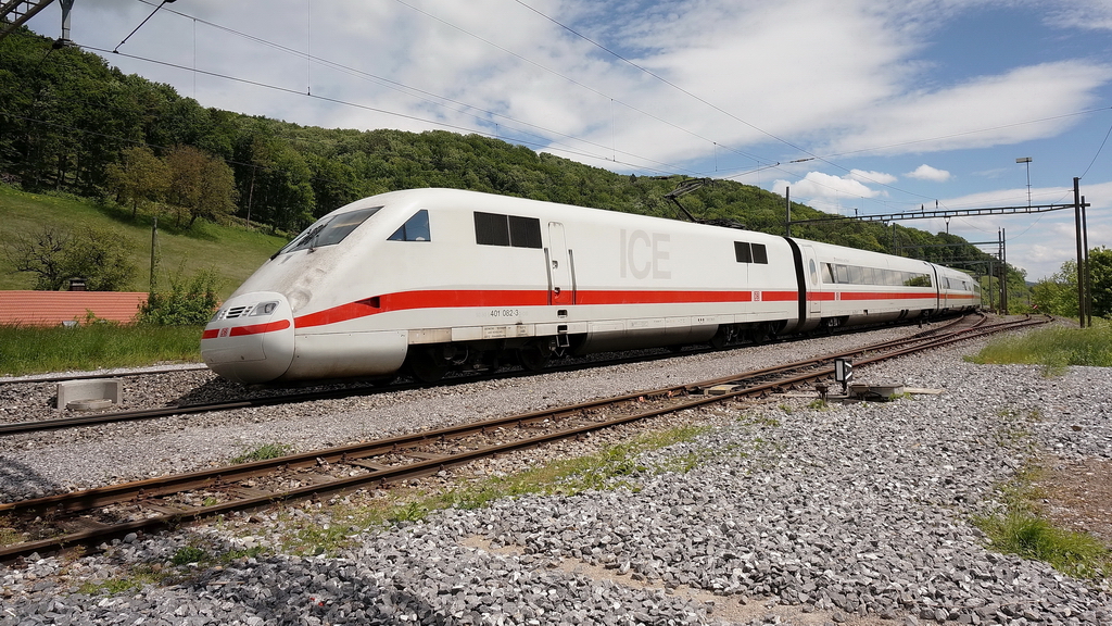 Der lange ICE 401 082-3 kurz vor der Einfahrt in den Bzbergtunnel im Aargau am 20.5.2013.