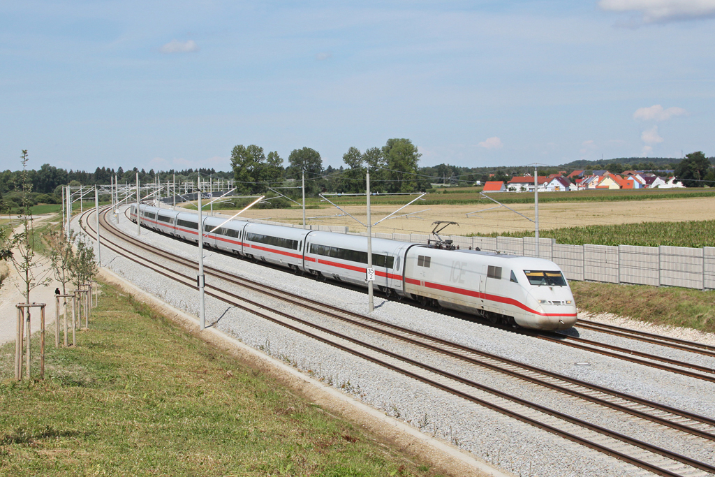 Der Mess ICE 410 102 fhrte am 26.07.2011 auf der Strecke Mnchen-Augsburg Messfahrten mit 230 Km/h durch. Hier ist er bei Hattenhofen unterwegs. 