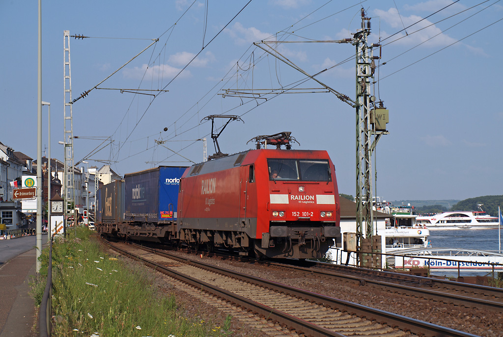 Der mit 152 101 bespannte Gterzug muss am 06.07.2013 in Rdesheim mal das Gleis wechseln, um im Bahnhof selbst in die berholung zu kommen, Grund war der kurz vorher aus Frankfurt angekommene Sonderzug, der im Bahnhof noch sein  lebende Fracht  absetzte. 