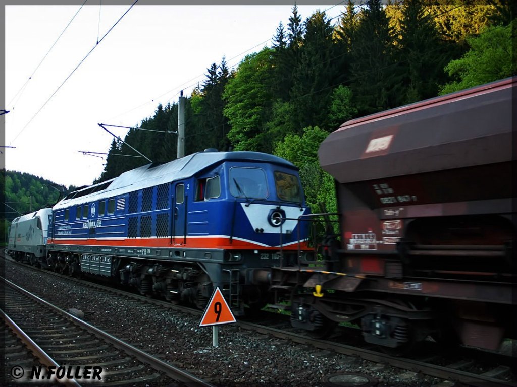 der Nachschu auf die  Ludmilla  232 103,die im Gespann mit einem Taurus einen Schttgutwagenzug nach Norden befrdert. Bahnhof Frtschendorf am 18.5.2013 