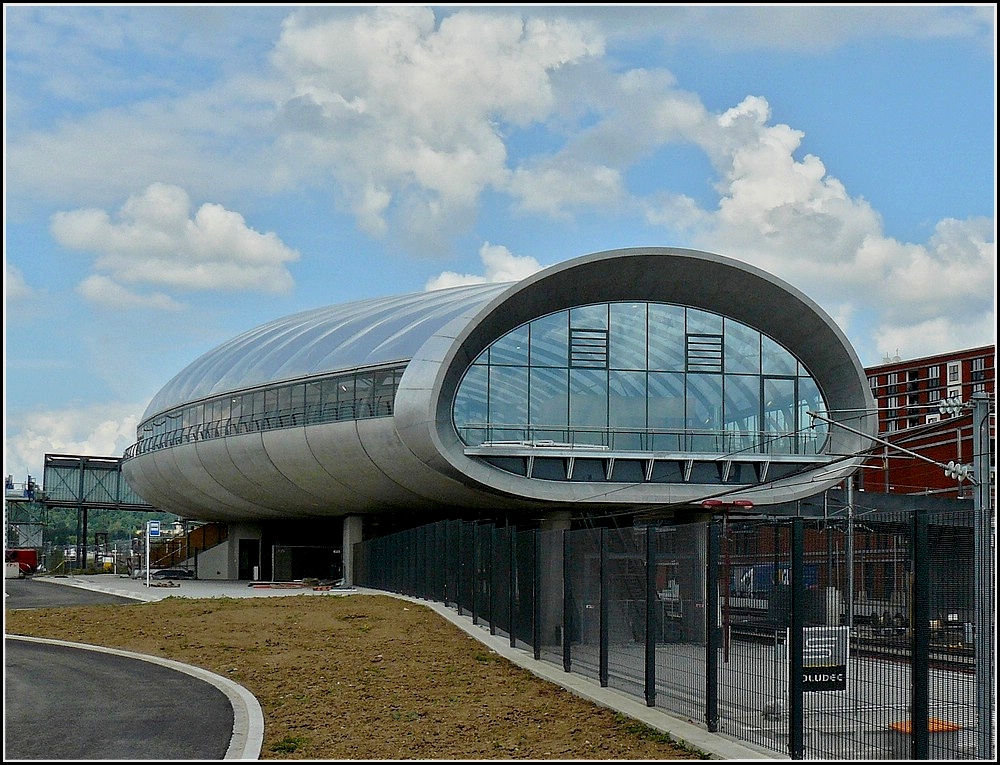 Der neue Bahnhof Belval-Universit nimmt langsam Gestalt an. 06.08.10 (Hans)