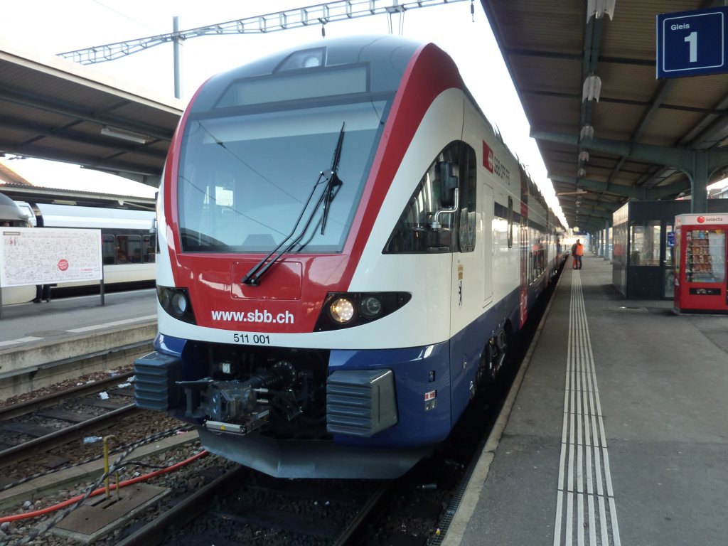 Der neue Stadler DOSTO/Kiss RABe 511 001, benannt nach der Stadt Berlin, steht am 03.01.2011 im Rahmen einer Testfahrt im Bahnhof Romanshorn.