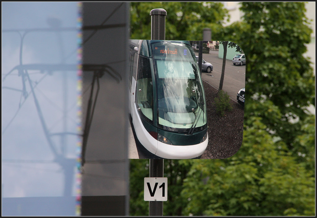 Der Pantograf, die Bahn und drei Autos - 

Straßburger Spiegelbild, Endstation Lingolsheim Tiergaertel der Linie B. 

11.06.2011 (M)