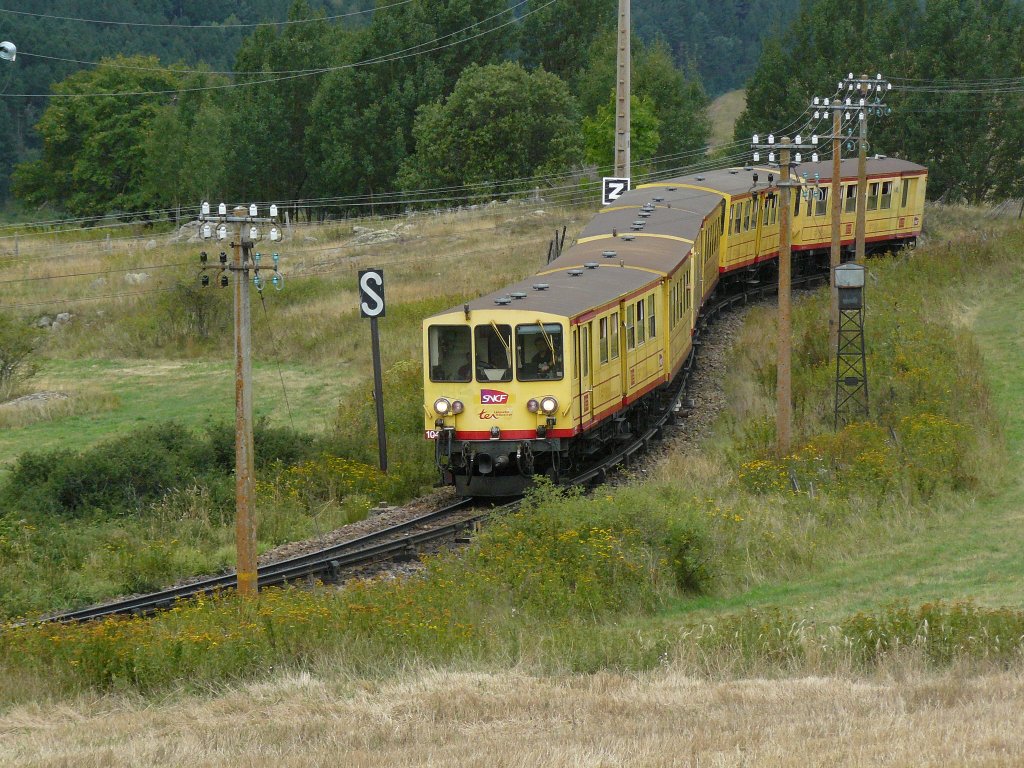 Der  Petit Train Jaune  der  Linge de Cerdange , eine wunderschne Bahnstrecke durch die Pyrenen, nhert sich Bolqure, mit 1593 Metern der hchste Bahnhof der SNCF. Die  Linge de Cerdange  ist eine Schmalspurbahn mit 1000mm Spurweite, ist seit ihrer Erffnung elektrifiziert und wird duch eine seitliche Stromschiene (im Bild zu sehen) mit 850V Gleichstrom gespeist. (31.8.2011)