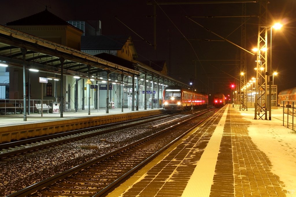 Der RE 26164 nach Kassel Hbf hlt vor dem schnen Empfangsgebude des Bahnhofs Nordhausen. (19.12.2009)
