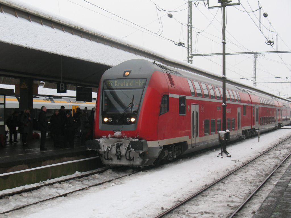 Der RE 7 aus Krefeld fhrt in Mnster Hbf ein. 22.12.2010