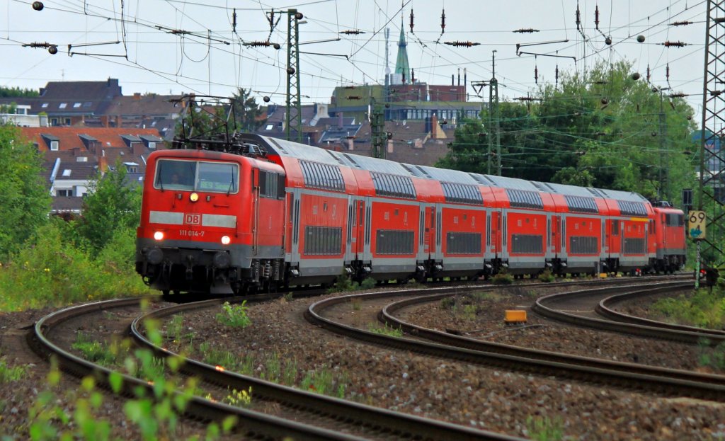 Der Rhein-Sieg-Express im 111er Sandwich. Am 20.07.2012 zieht 111 014-7 und 111 079-0 schiebt den RE9 auf der KBS 480 kurz hinter dem Aachener Hbf.
