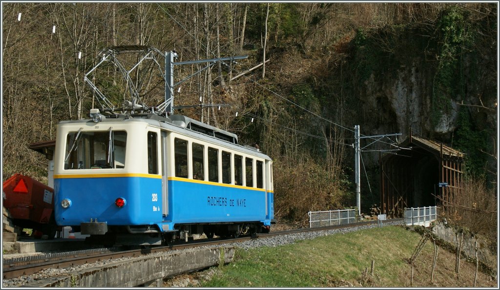 Der Rochers de Naye Triebwagen Beh 2/2 203 erreicht bei Kilometer 1.7 den 386 Meter langen Tunnel de Valmont.
26. März 2012