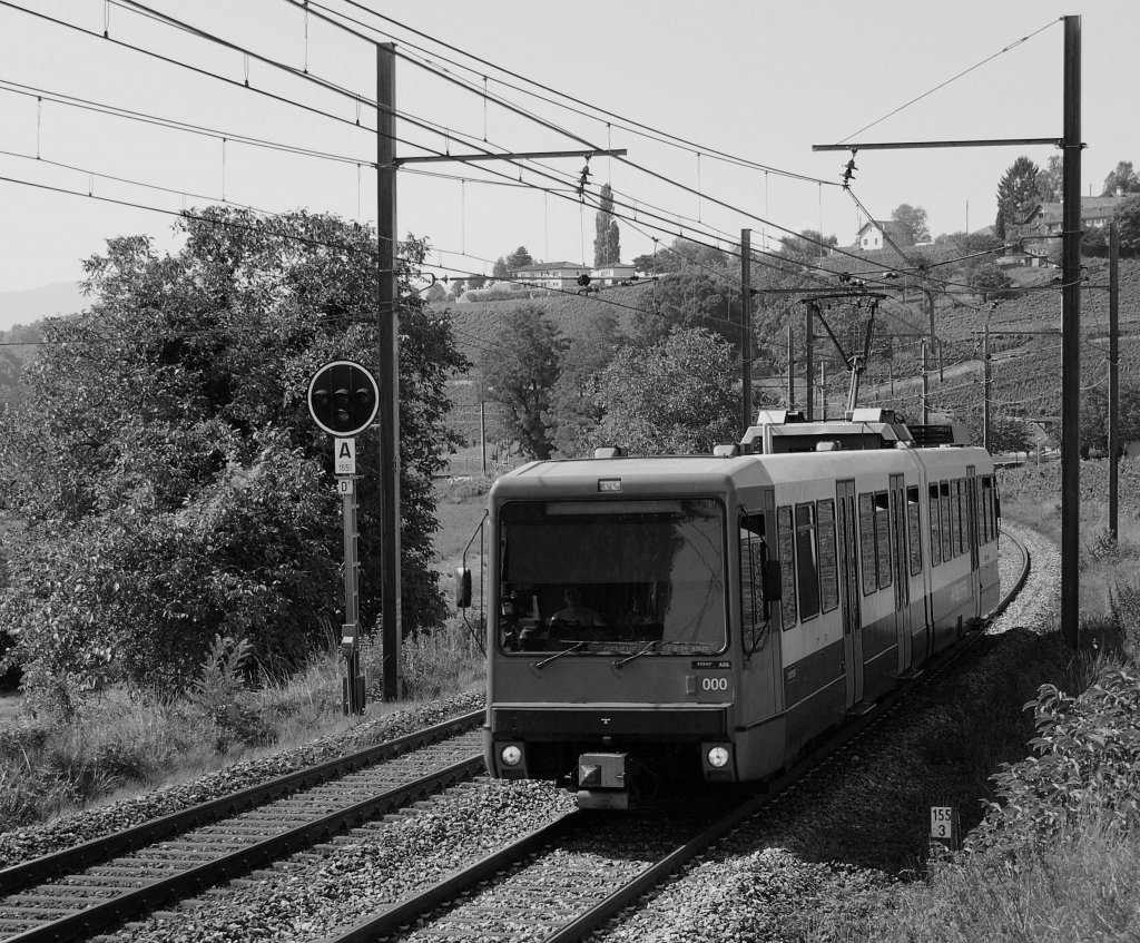 Der SBB Bem 550 000-4  Mouille-Galland  als RER nach Genève beim markanten Signal A-155 bei Russin auf dem Weg nach Genève.

27. August 2009
