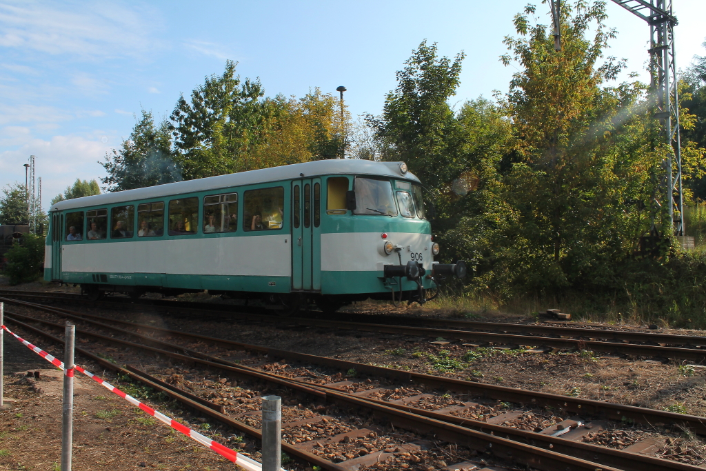 Der Schienenbus der HVLE 771 906-4 verlt am Abend des 08.09.2012 das 9. Berliner Eisenbahnfest im Bw Berlin Schneweide.