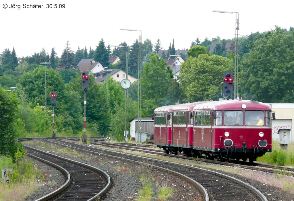 Der Schienenbus der Passauer Eisenbahnfreunde fhrt am 30.5.09 aus Schnaittenbach in Amberg ein. Im Hintergrund die westliche Ausfahrsignalgruppe.