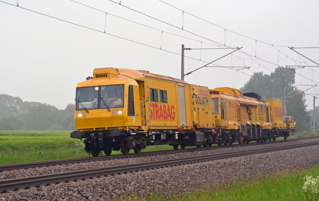 Der Schienenfrszug Goliath fuhr am 01.06.13 durch Benndorf Richtung Delitzsch.