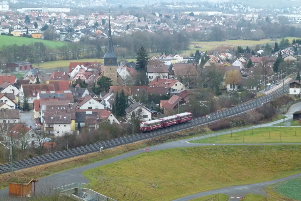 Der Schinenbus der Baureihe 798 ist zur Zeit als  Roter Flitzer  von einem Reiseunternehmen aus Kornwestheim unterwegs und befindet sich sich in einem sehr guten Zustand. Frher war diese Schienenbusgarnitur in sterreich unterwegs. Der Zug fuhr als 91819 von Stuttgart nach Nrnberg auf den berhmten Wehnachtsmarkt. Die Garnitur fuhr ohne planmigen Halt ber die Hohenlohebahn (Heilbronn-Crailsheim)