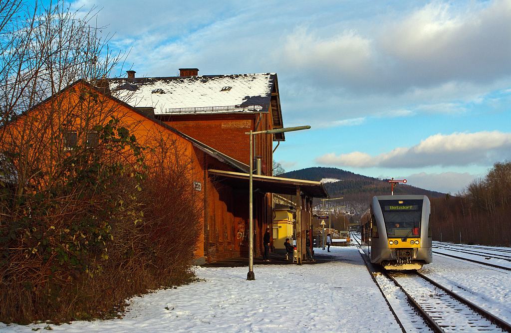 Der Stadler GTW 2/6 (VT 118) der Hellertalbahn fhrt am 11.12.2012 in den Bahnhof Herdorf ein.