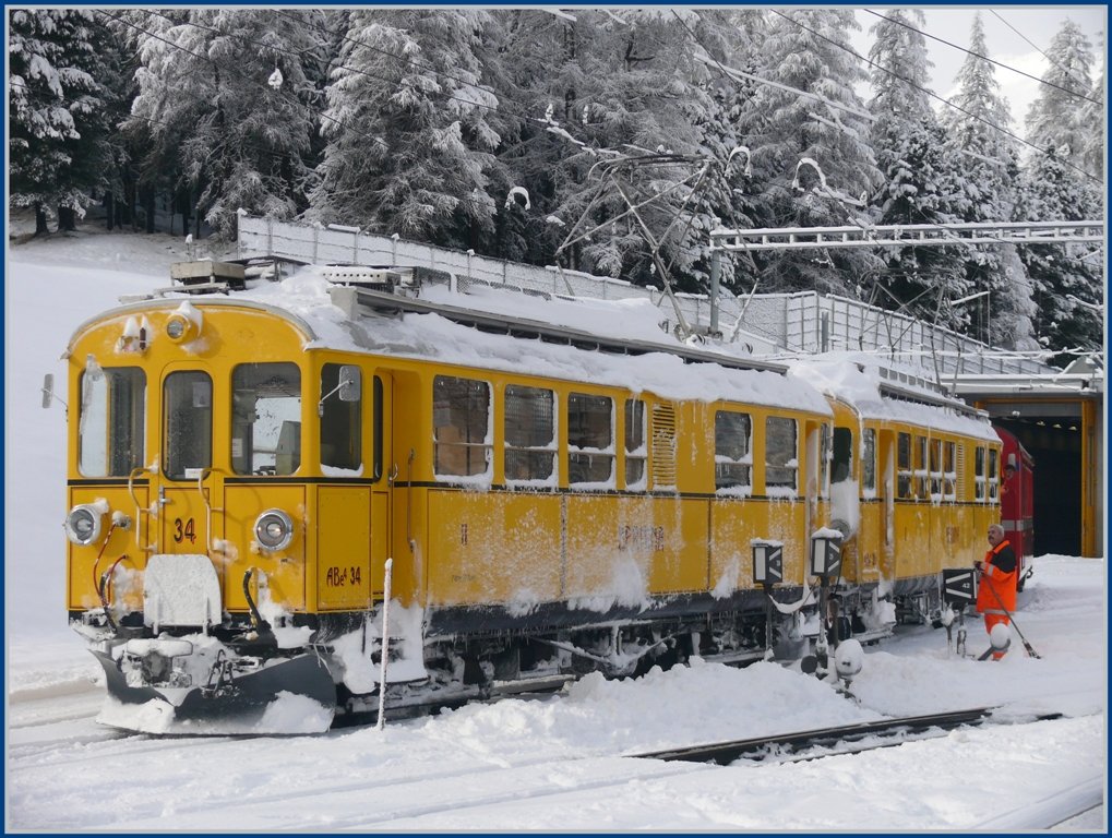 Der starke Schneefall von gestern versprach einiges an Action am Berninapass, sodass ich heute kurzentschlossen den ersten fahrplanmssigen Zug ab Chur um 10.58 Uhr ber die soeben wieder geffnete Albulastrecke nach Pontresina nahm. Beim ersten zaghaften Sonnenschein wurden die zwei Altbautriebwagen ABe 34 und 30 vor dem Depot Pontresina prsentiert. (01.12.2009)