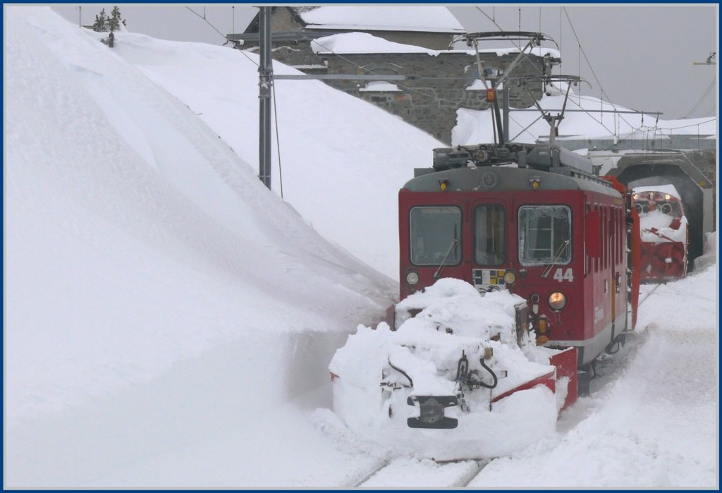 Der starke Wind am Berninapass macht die Arbeit der Schneerumequipe innert kurzer Zeit wieder zu Nichte und es muss erneut gegen die meterhohen Schneeverwehungen angekmpft werden. ABe 4/4 II 44 mit Spurpflug in Ospizio Bernina 2253m /M. (01.12.2009)