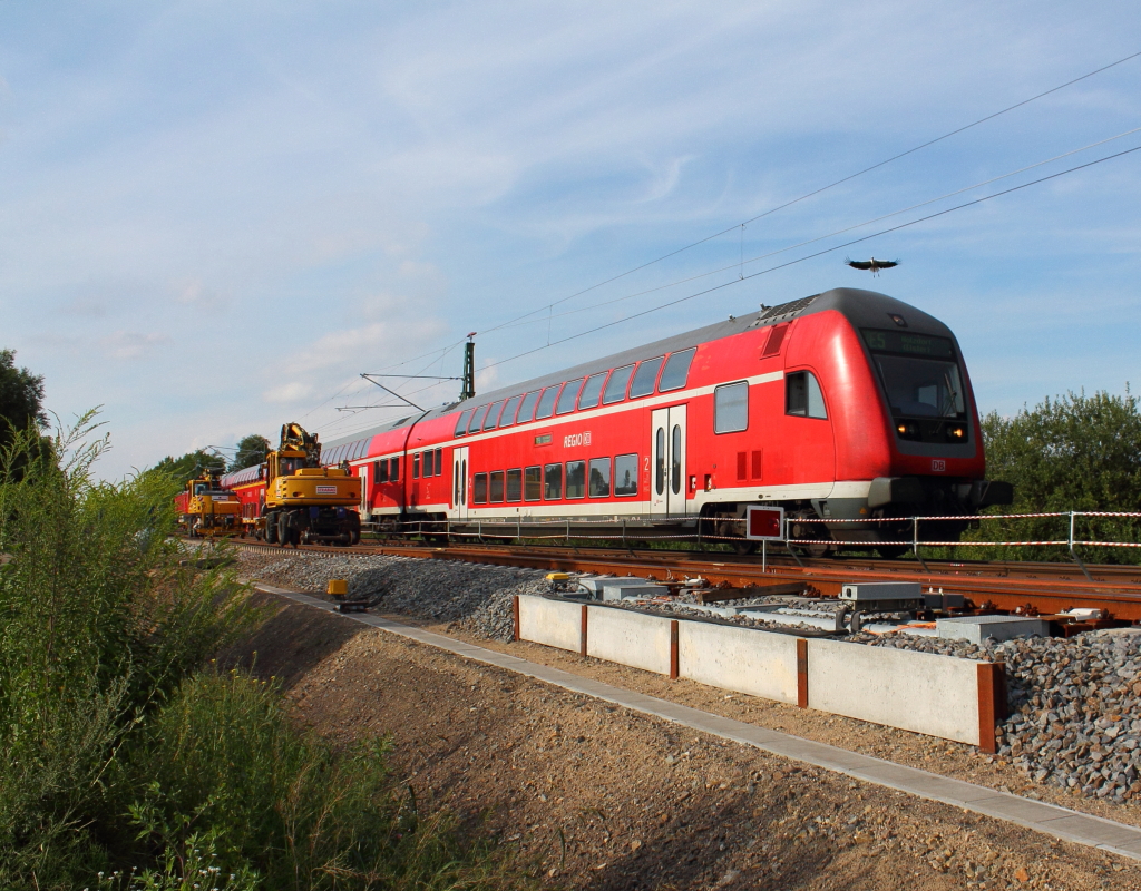 Der Storch hat sich noch nicht an den eingleisigen Betrieb gewhnt, eigentlich wollte er mit dem RE 4363 nach Lutherstadt Wittenberg auf dem Steuerwagen mitfahren.
Htte er ein Rad an den Krallen, wssten wir, wo der Begriff Flgelrad herkommt.
Vielleicht klappt es ja morgen, so gesehen in Nassenheide am 01.08.2013.