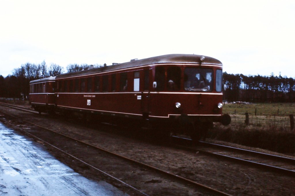 Der T 170 (ex DRG VT 137 116/DB VT 51 104) der Bremervrde-Osterholzer Eisenbahn Mitte der 1970er Jahre auf seiner Stammstrecke.