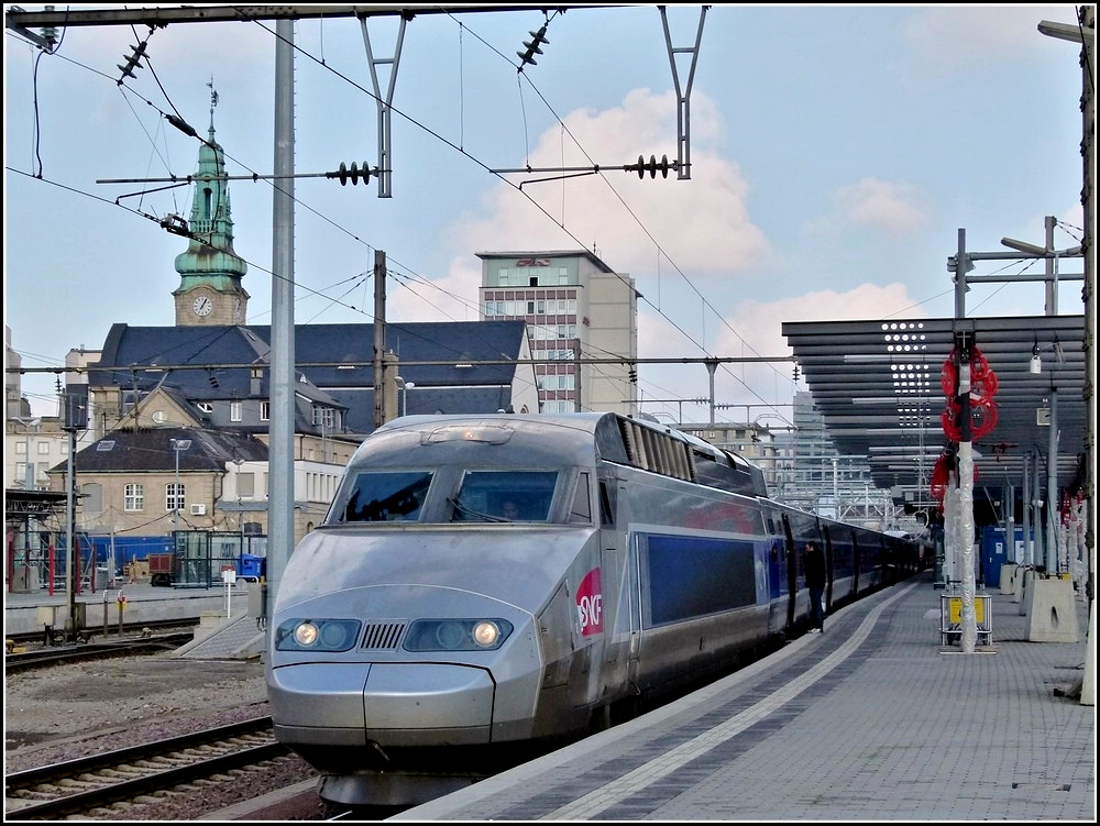 Der TGV nach Paris Est kurz vor der Abfahrt im Bahnhof von Luxemburg