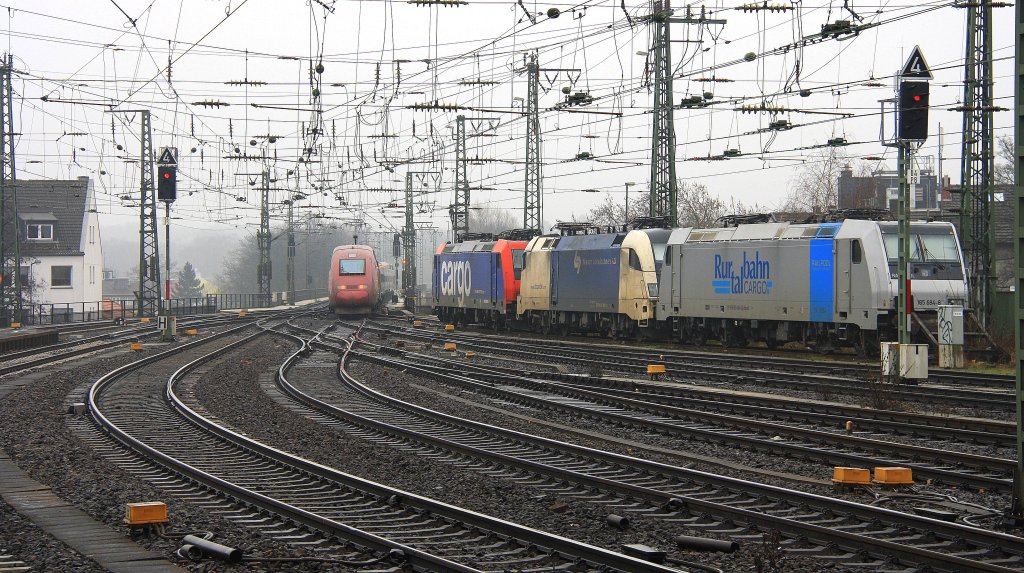 Der Thalys auf dem  Weg nach Kln, davor abgestellt 185 684-8 von der Rurtalbahn,182 523-1 der Wiener Lokalbahnen AG und 482 047-8 von SBB Cargo.
Aufgenommen am Aachener-HBF am 10.3.2012.