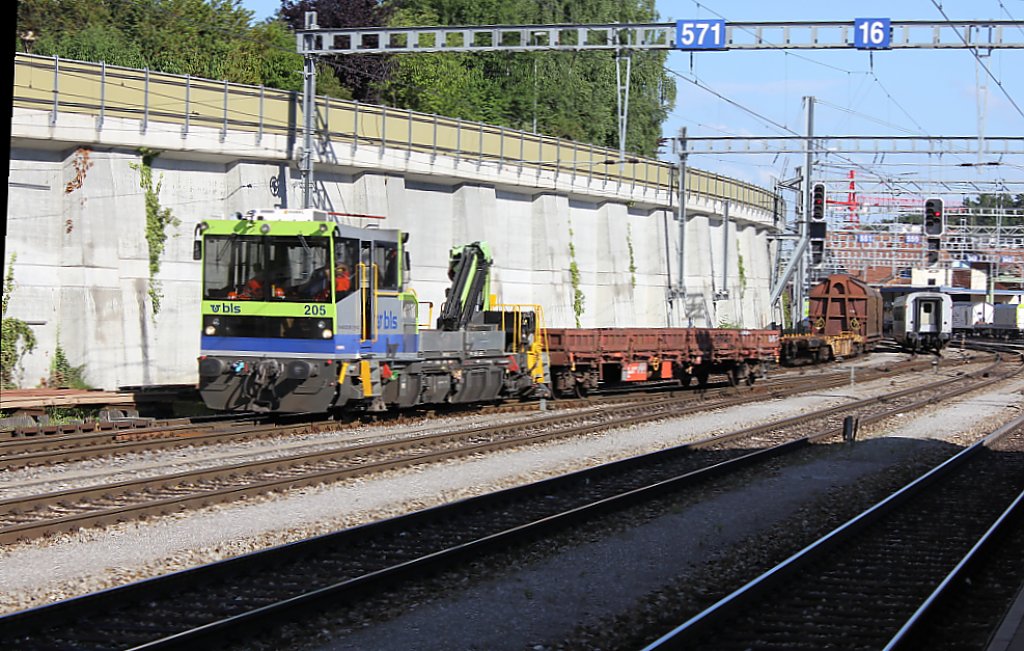 Der Tm 98 85 5235 205-2 (Tm235 205-2)der BLS mit einem Xas im Bahnhof Spiez am 21.06.2011.